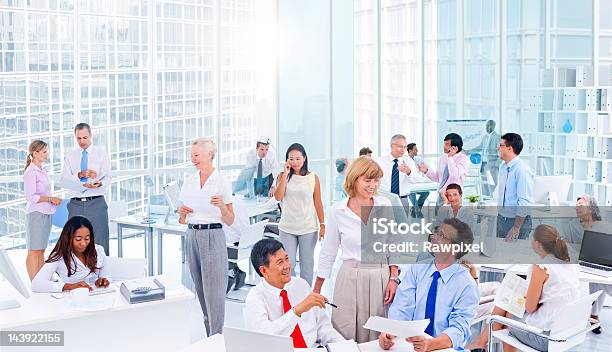 Colegas De Negocios Trabajando En Su Lugar De Trabajo Foto de stock y más banco de imágenes de Adulto