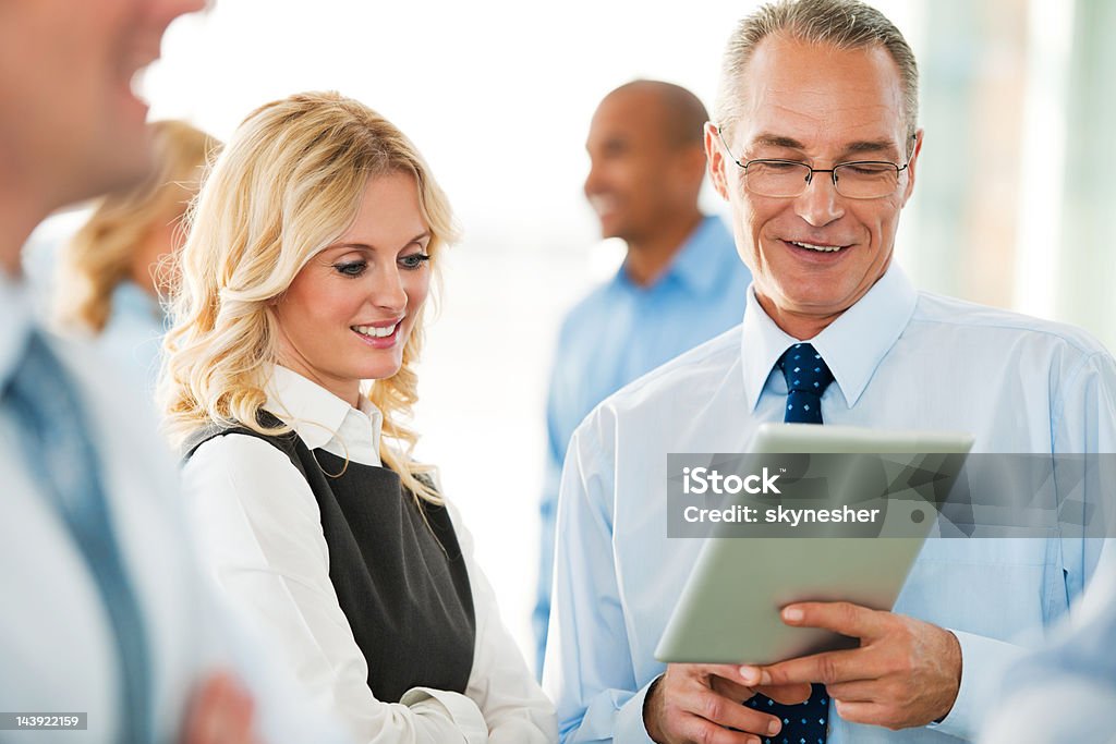 Dois empresários trabalhando em um touchpad - Foto de stock de Administrador royalty-free