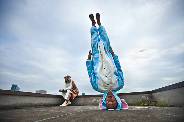 japonais homme debout sur sa tête en costume d'éléphant - bizarre photos et images de collection