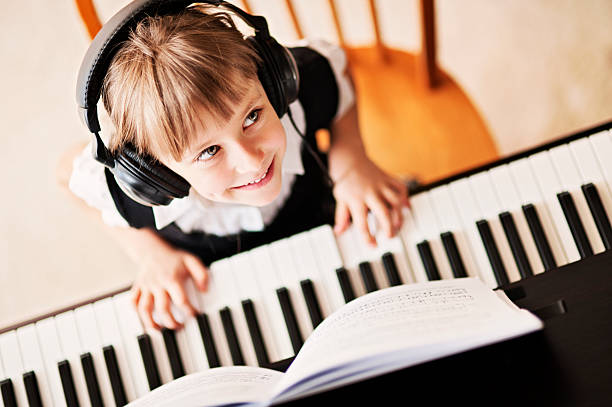 tocando el piano digital - piano key piano musical instrument music fotografías e imágenes de stock