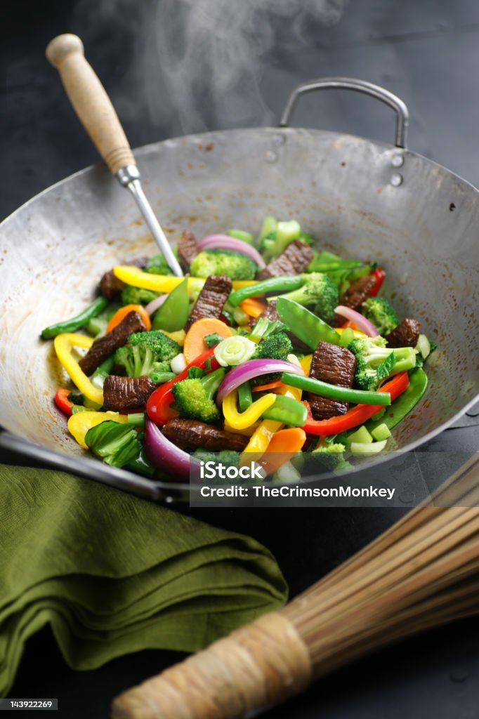 Salteado de vegetales y carne de res - Foto de stock de Sartén china libre de derechos