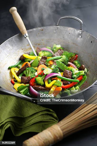 Salteado De Vegetales Y Carne De Res Foto de stock y más banco de imágenes de Sartén china - Sartén china, Vegetal, Carne de vaca