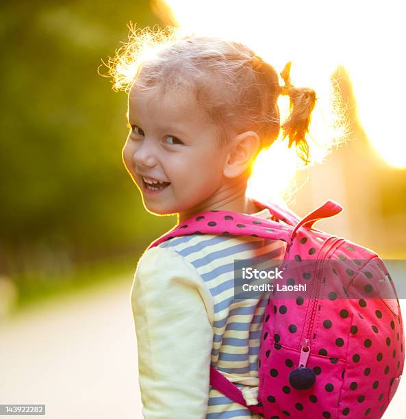 Ragazza Con Zaino - Fotografie stock e altre immagini di Bambino - Bambino, Guardare indietro, Estate