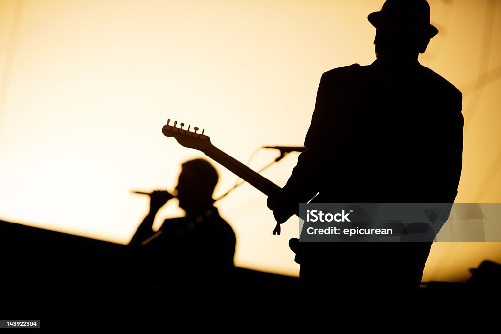 Músico de Rock jugando en un festival de música - Foto de stock de Silueta libre de derechos