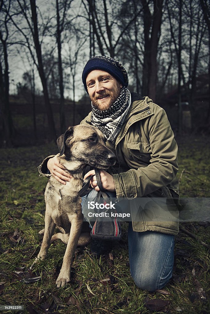 Hombre y su perro - Foto de stock de Flash - Técnica de iluminación libre de derechos