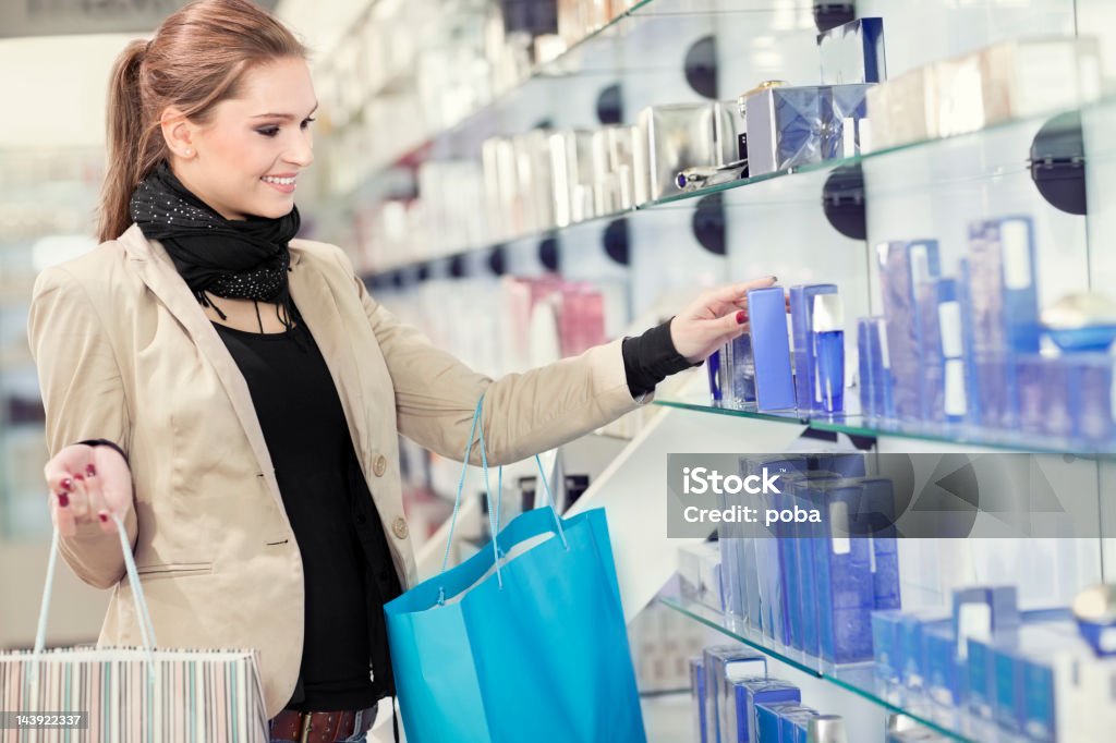 Ragazza acquisti nel negozio di bellezza prodotti cosmetici - Foto stock royalty-free di Cliente