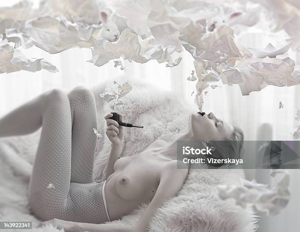 Opium Dreams Stockfoto und mehr Bilder von Eine Frau allein - Eine Frau allein, Frauen, Papier