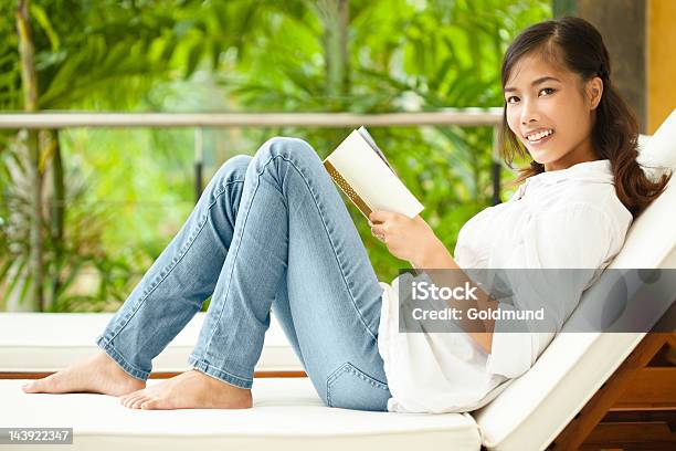 Foto de Tarde Relaxante e mais fotos de stock de 20 Anos - 20 Anos, Adulto, Asiático e indiano