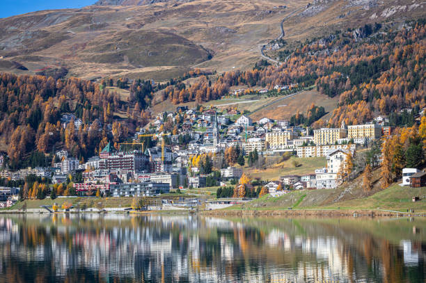 lac et ville de saint moritz, suisse en automne - oberengadin photos et images de collection
