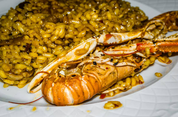 plat typique de riz aux fruits de mer à valence, espagne - food rice lobster scampi photos et images de collection