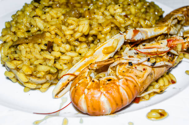 plat typique de riz aux fruits de mer à valence, espagne - food rice lobster scampi photos et images de collection