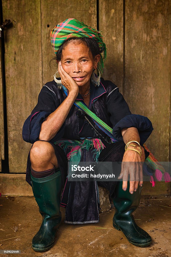 Vietnamita minoria pessoas-mulher de preto Hmong Hill tribo - Foto de stock de Fotografia - Imagem royalty-free