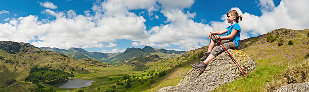 giovane alla ricerca sulla scarpa mountain vista idilliaca - langdale pikes panoramic english lake district cumbria foto e immagini stock