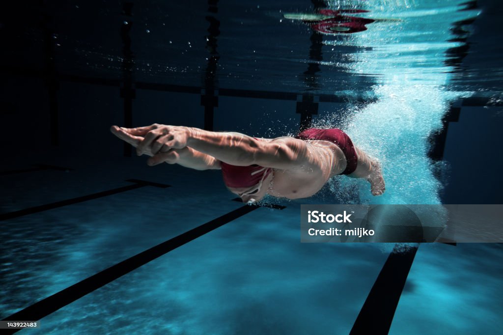 Schwimmer Tauchen nach dem Sprung in den Swimmingpool - Lizenzfrei Arme hoch Stock-Foto