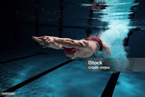 Schwimmer Tauchen Nach Dem Sprung In Den Swimmingpool Stockfoto und mehr Bilder von Arme hoch