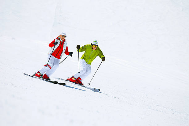 두 개의 스키부츠 스키타기 있는 스노이 알프스 - romance skiing ski resort couple 뉴스 사진 이미지