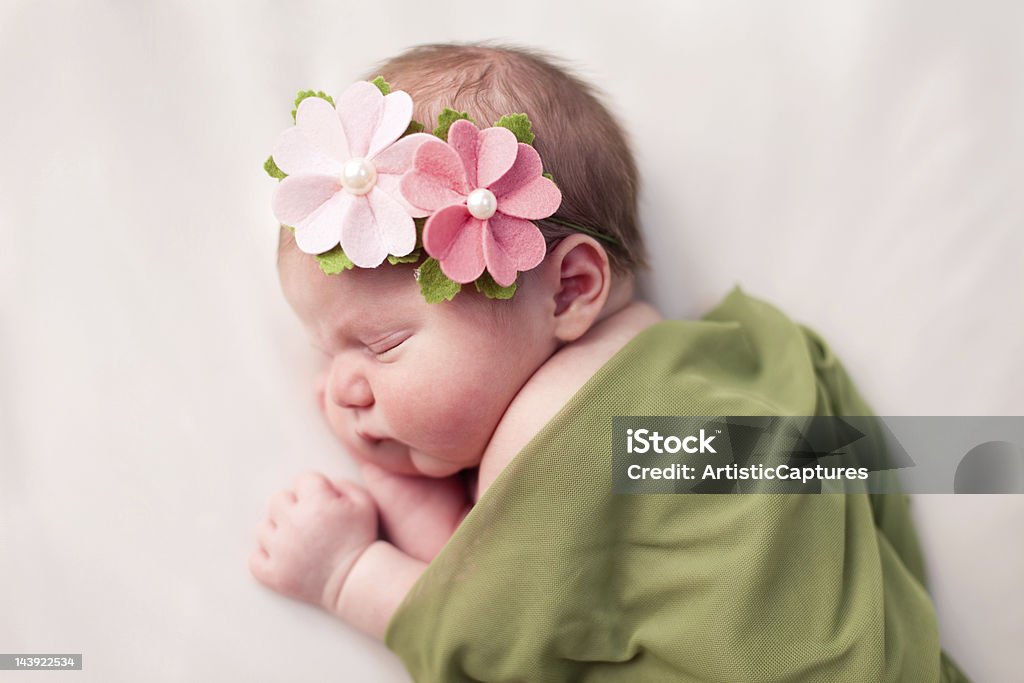 新生児の女の子心地よく包み、ソフトな毛布、緑色 - 女の赤ちゃんのロイヤリティフリーストックフォト