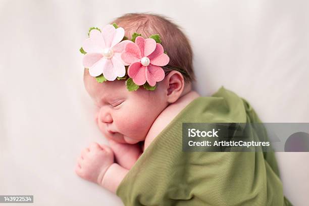 新生児の女の子心地よく包みソフトな毛布緑色 - 女の赤ちゃんのストックフォトや画像を多数ご用意 - 女の赤ちゃん, 新生児, 緑色