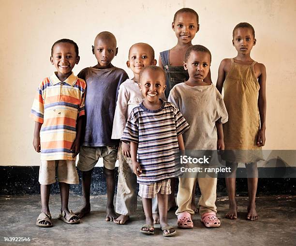 Grupo De Criançasórfãs - Fotografias de stock e mais imagens de Abaixo do peso - Abaixo do peso, Criança, Pobreza - Questão Social