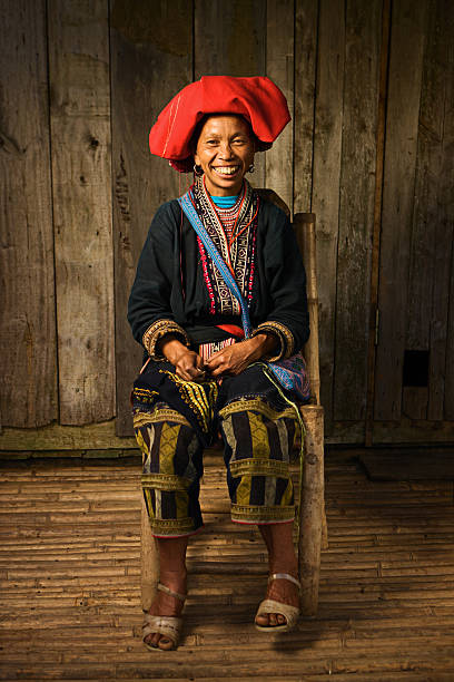 вьетнамский меньшинств люди-женщина от red dao hill tribe - bac ha стоковые фото и изображения