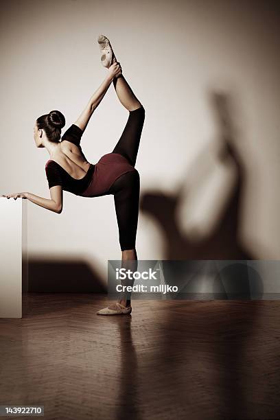 Ballerina Stockfoto und mehr Bilder von Anmut - Anmut, Attraktive Frau, Aufwärmen