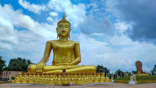 die große goldene sitzende buddha-statue. - buddha image stock-fotos und bilder