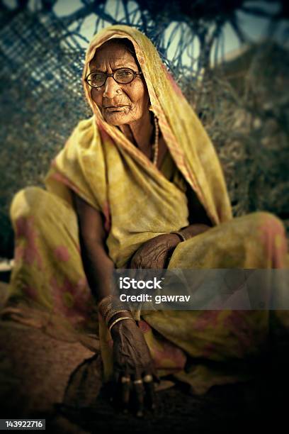 Photo libre de droit de Bespectacled Senior Indian Femme Regardant Lobjectif banque d'images et plus d'images libres de droit de Pauvreté