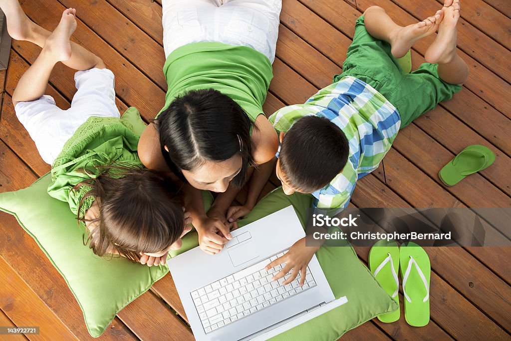 Família usando o laptop no deck - Foto de stock de Família royalty-free