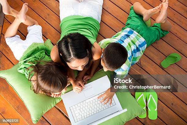 Foto de Família Usando O Laptop No Deck e mais fotos de stock de Família - Família, Terraço - Jardim, Verão