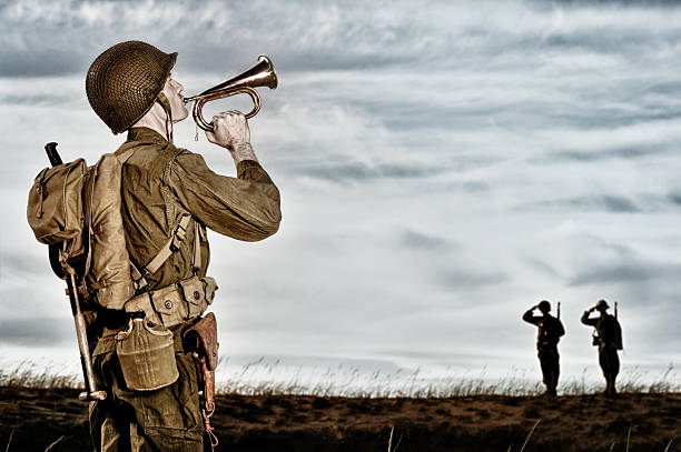 world war ii soldier jouant taps - bugle photos et images de collection