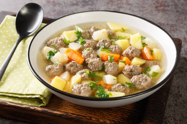 sodd è una zuppa tradizionale norvegese come pasto con montone, polpette, patate e carote primo piano nel piatto. orizzontale - norwegian culture foto e immagini stock