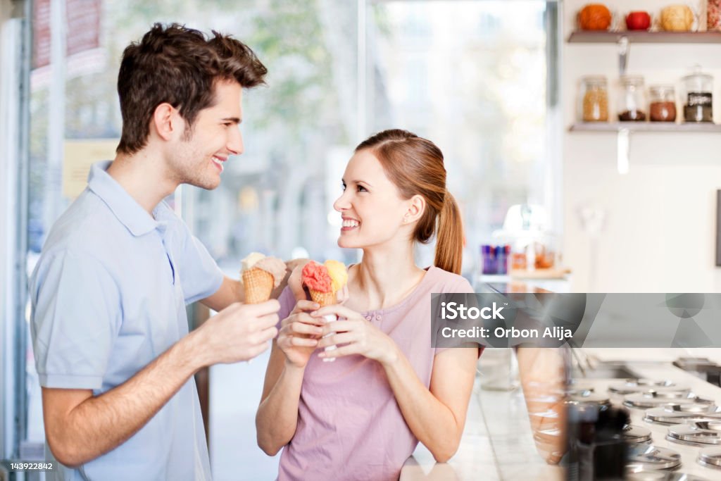 Jeune couple de manger une glace - Photo de Crème glacée libre de droits