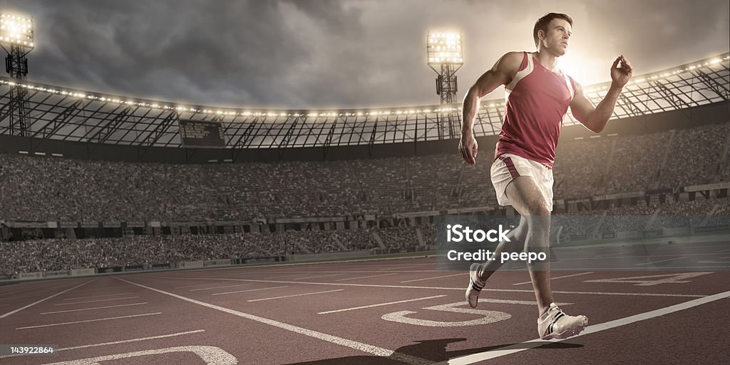 Atleta incrocio traguardo - Foto stock royalty-free di Posizione sportiva