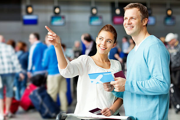 pareja en el aeropuerto - high key portrait color image travel locations fotografías e imágenes de stock