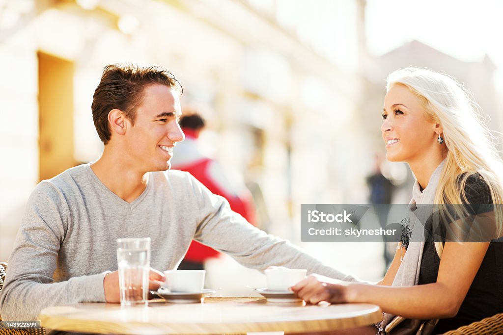 아름다운 커플입니다 앉아 카페. - 로열티 프리 2명 스톡 사진