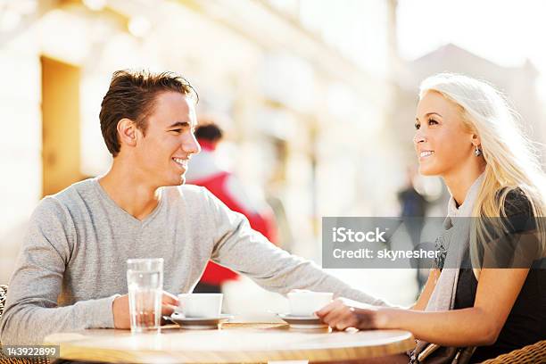 아름다운 커플입니다 앉아 카페 2명에 대한 스톡 사진 및 기타 이미지 - 2명, 거리, 금발 머리
