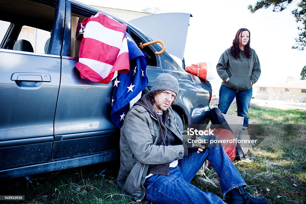 Бездомных пара жизни на автомобиле - Стоковые фото Бездомность роялти-фри