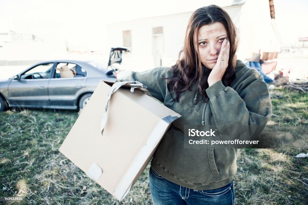 Homeless mujer de estar de un coche - Foto de stock de Sin techo libre de derechos