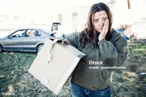 Homeless Mujer De Estar De Un Coche Foto de stock y más banco de imágenes de Sin techo - Sin techo, Pobreza, Una sola mujer