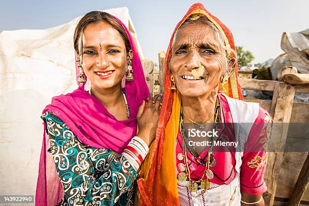 Matka I Córka Portret Prawdziwy Ludzie Indiach - zdjęcia stockowe i więcej obrazów Aktywni seniorzy - Aktywni seniorzy, Azja, Bransoleta
