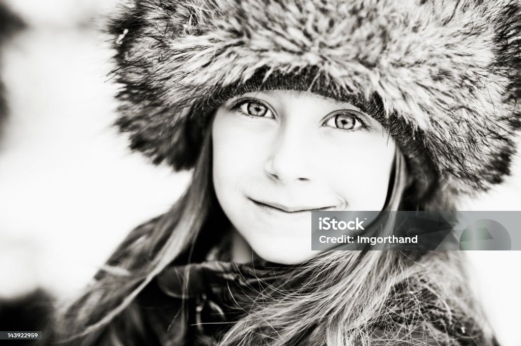 Retrato de niña en big fur tapa - Foto de stock de 6-7 años libre de derechos