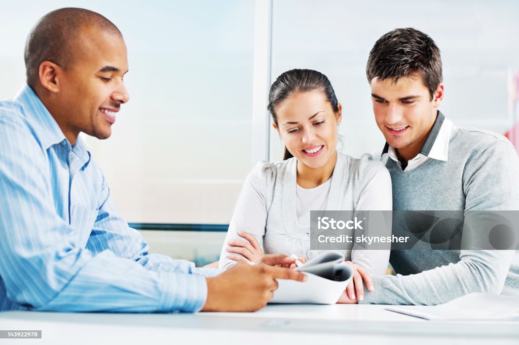 Casal em reunião com um Consultor financeiro. - Foto de stock de Casal royalty-free