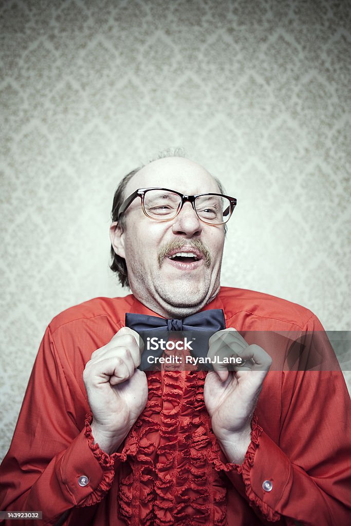 Crazy orgulho mordomo homem de camisa vermelha & gravata - Foto de stock de Comediante royalty-free
