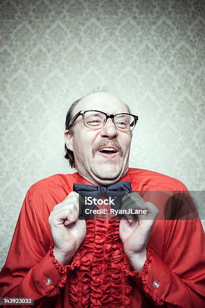 Foto de Crazy Orgulho Mordomo Homem De Camisa Vermelha Gravata e mais fotos de stock de Comediante