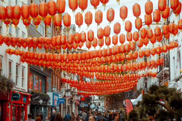 chinatown w londynie ruchliwa ulica - chinatown zdjęcia i obrazy z banku zdjęć