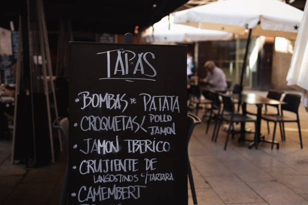 tapas-bar im historischen zentrum von barcelona, spanien. werbetafel des cafés an der hauptstraße. - patatas bravas stock-fotos und bilder