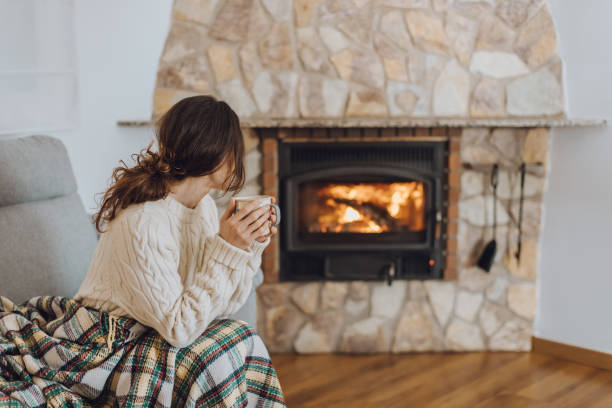 chauffage cheminée. - blanket fireplace winter women photos et images de collection