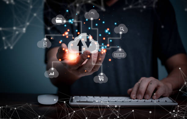 Cloud storage, Digital service data connection application network, transfers data to a server, hosting service. Web-based cloud concept. Business hands holding virtual Clouds services. almacenamiento en la nube, red de aplicaciones de conexión de datos de servicio digital, transfiere datos a un servidor, servicio de alojamiento. concepto de nube basada en la web. manos de negocios sosteniendo servicios virtuales de clouds.