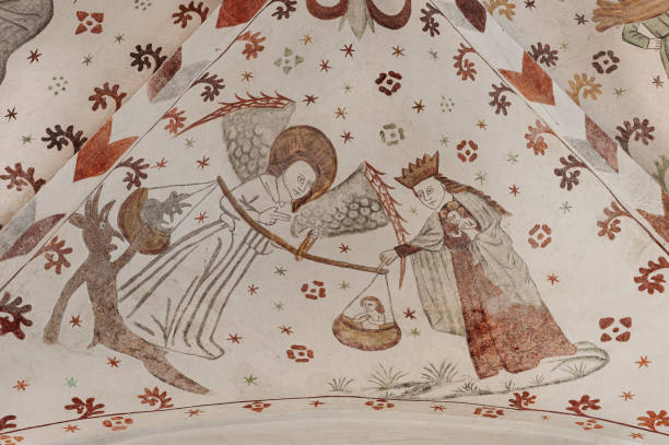 дева мария спасает душу, указывая на весы, 500-летнюю фреску - denmark indoors church angel стоковые фото и изображения