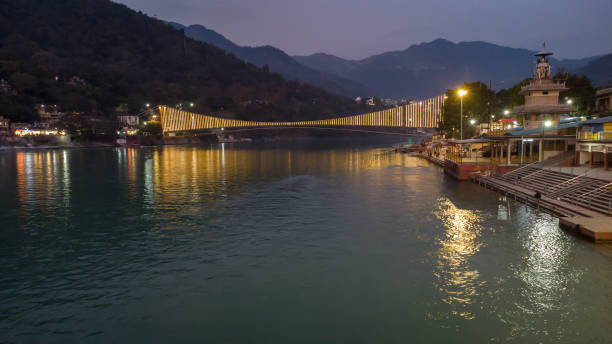 puente colgante de hierro iluminado con luces de ferry con reflexión del agua desde diferentes ángulos - photography suspension bridge water night fotografías e imágenes de stock
